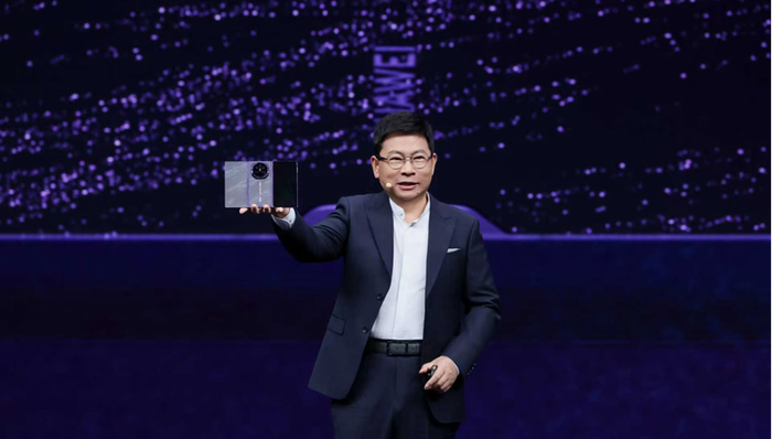 闪电快讯|首发搭载麒麟9050 Pro芯片,HUAWEI Mate XT 2 正式亮相