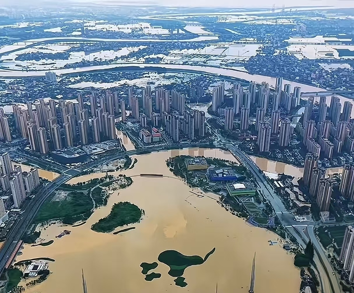 福建遭遇历史性强降雨，沿海地区防洪有何特殊挑战？