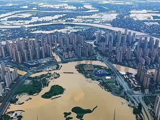 福建遭遇历史性强降雨，沿海地区防洪有何特殊挑战？