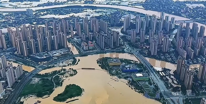 福建遭遇历史性强降雨，沿海地区防洪有何特殊挑战？