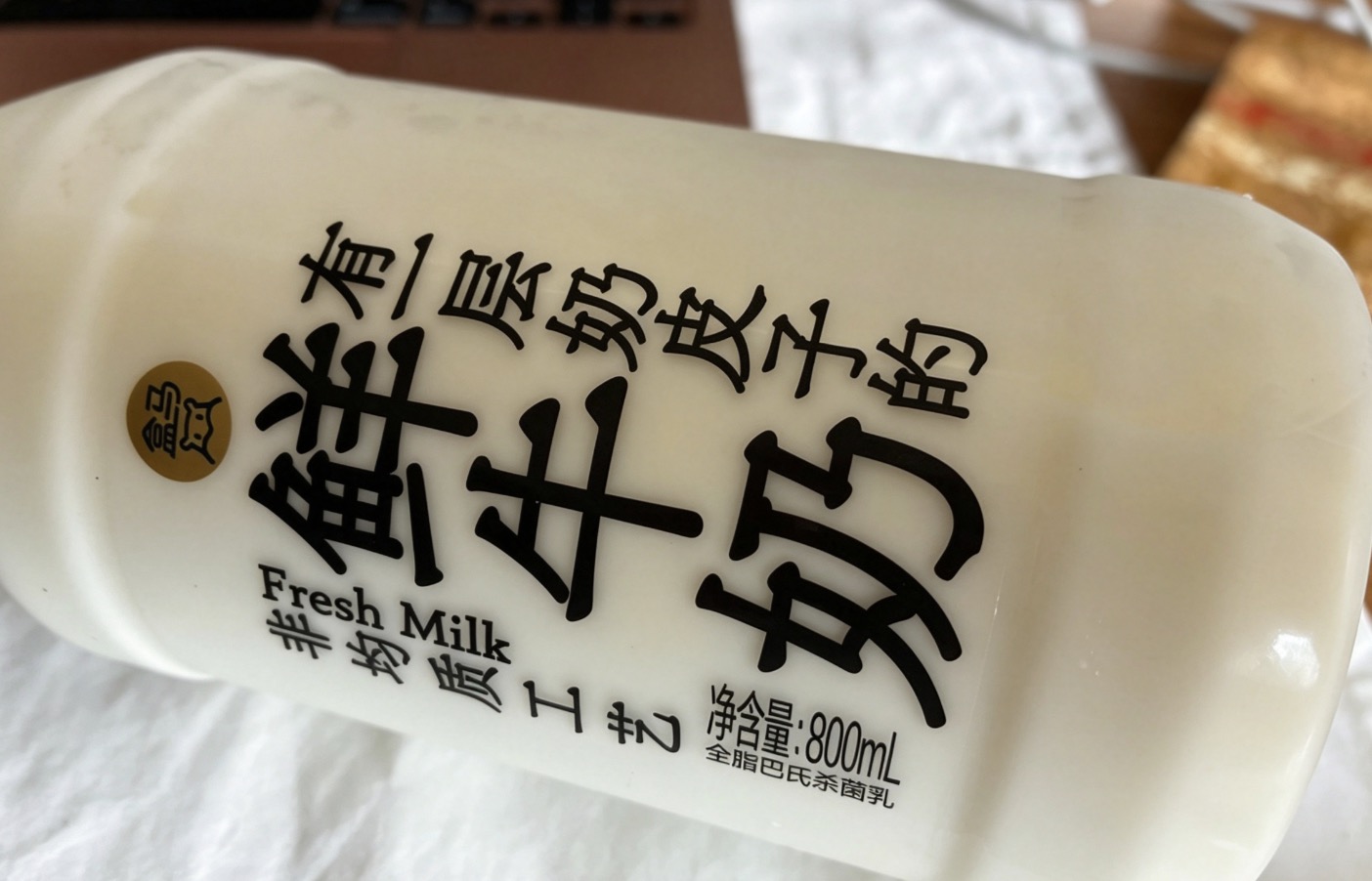 鲜奶已经卷到一层奶皮子上