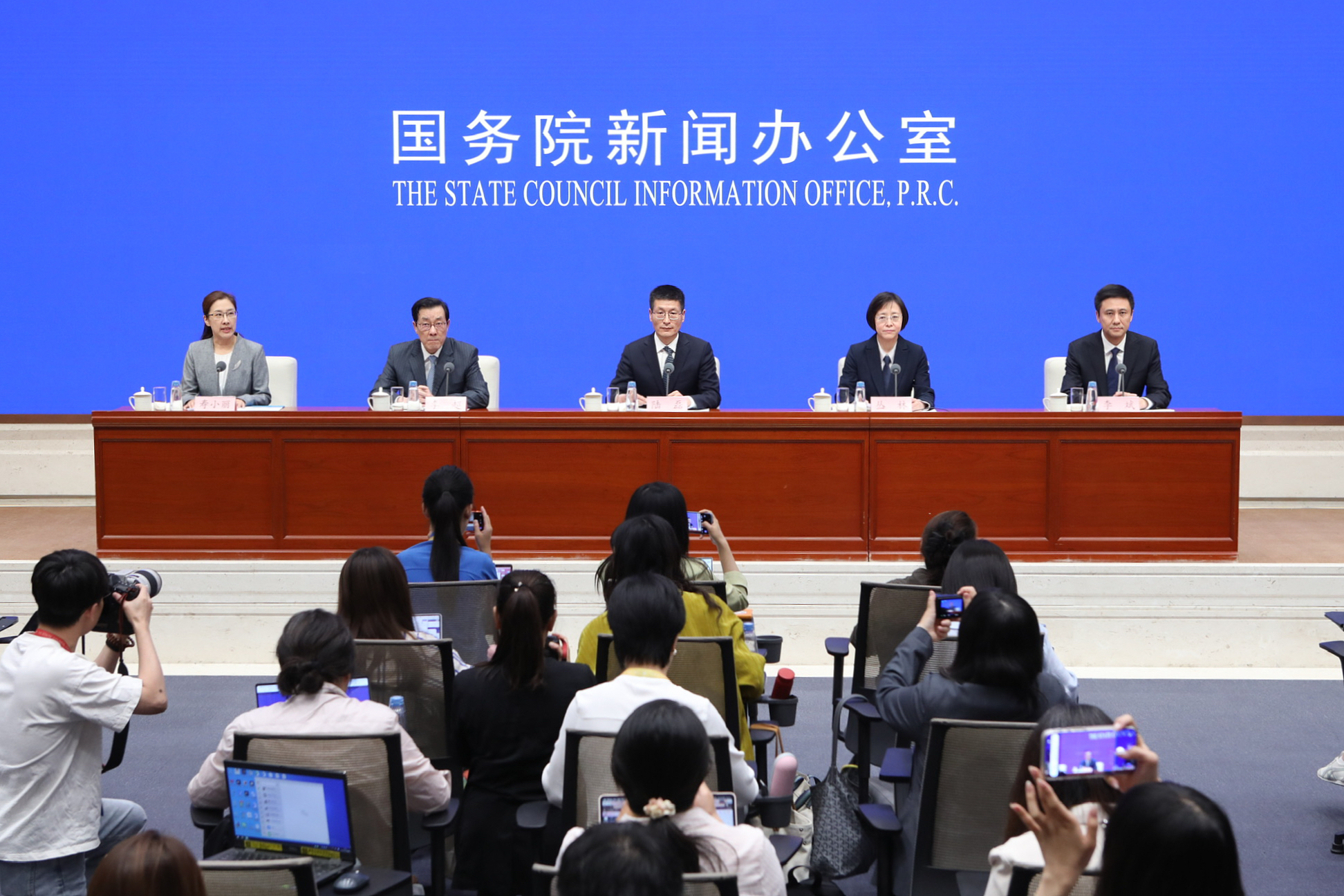 央行重申无意贬值竞争，人民币政策锚转向金融稳定