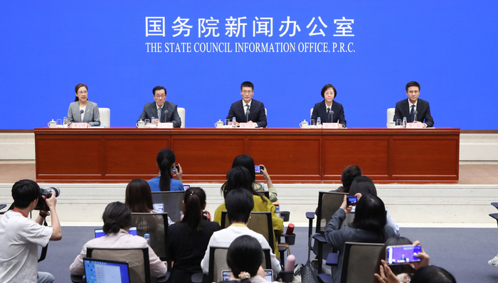 央行,央行副行长;汇率贬值;贸易竞争优势;中国;汇率政策