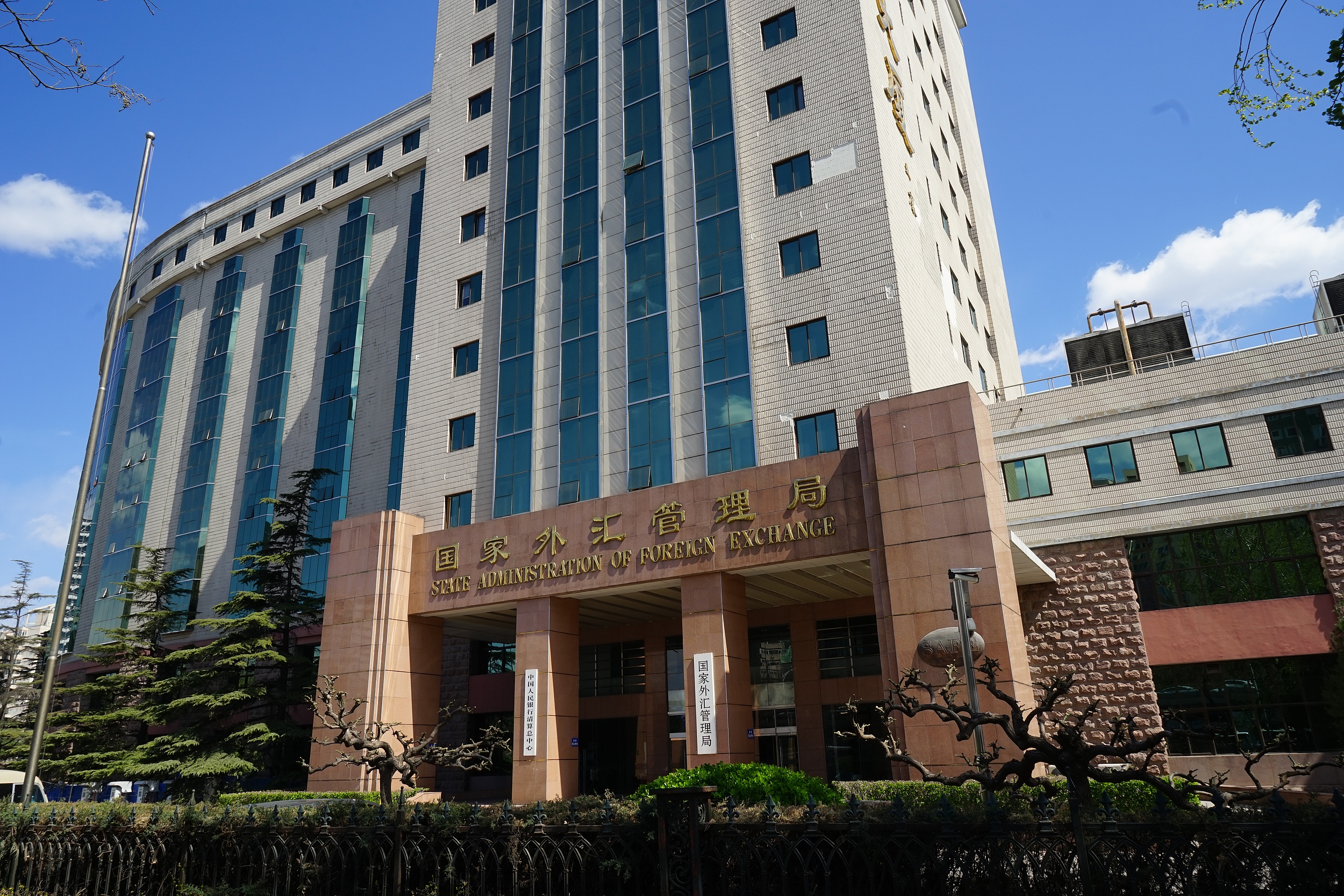 对外资产近12万亿美元，国际收支平衡格局将延续