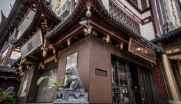 潮宏基，落子豫园