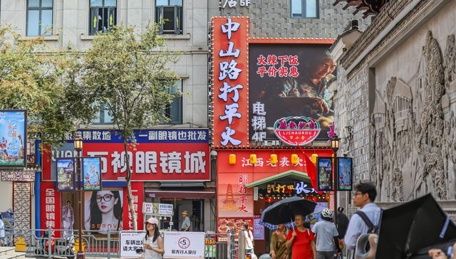 服务消费,;服务消费;4.9%;增速;前8个月;文章标题;关键词;提取