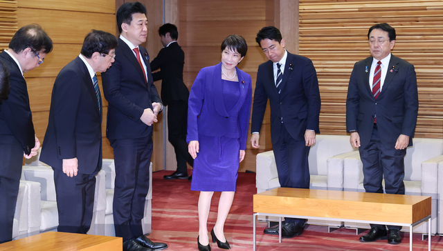 高市早苗；改组内阁；党首选举；布局；SEO爬虫；关键词提取