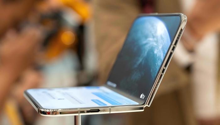 【硬科技头条】iPhone Duo整机组装良率仅六成多,苹果折叠屏还在量产爬坡