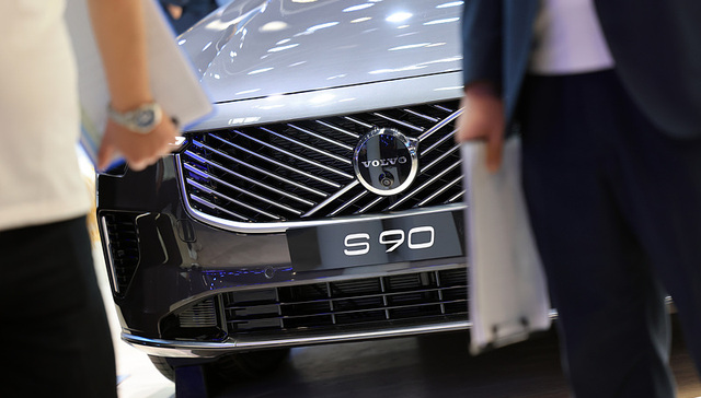 Volvo S90; price; China; luxury car; price war; deepens; nearly halves