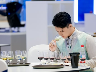 世赛餐厅服务选手李文涛：把“端茶送水”的技术含量拉满｜新技能，新机遇