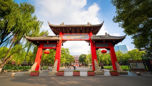 地方新闻精选 | 川大明确吸烟学生将失去学费减免资格 鄱阳湖水位今年首次跌破12米