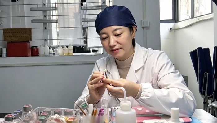 口腔修复工艺教练组组长周曼莉;假牙;以假乱真;新技能;新机遇