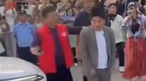 董宇辉被穿志愿者马甲男子搂肩拍照引争议