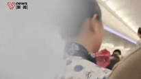 飞机上餐车碰到乘客手肘,空姐哭泣下跪道歉?东航客服:已记录并高度重视