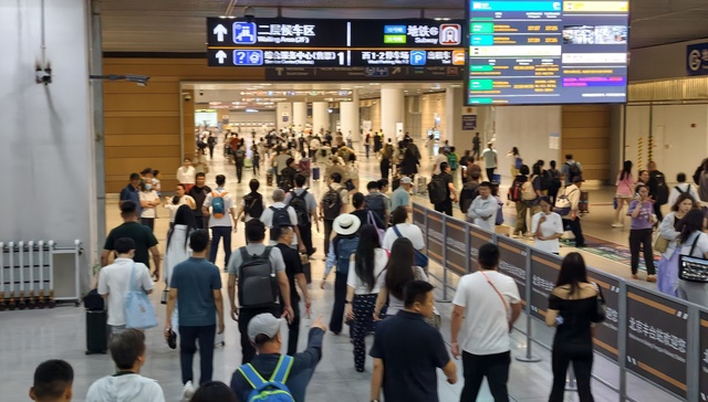 返程,;国庆返程模式;返程高峰;交通保障;通行顺畅;多举措;出行安全;高速公路;铁路运输;拥堵缓解;客流疏导