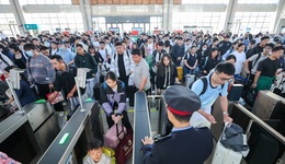 直通部委|假期跨区域人员流动量达21.42亿人次 今年银龄讲学计划招募6000名教师