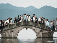 直通部委｜国庆节假期国内出游8.26亿人次 我国年人均快递使用量超过140件
