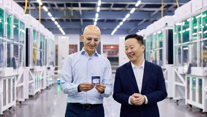 iPhone Duo;苹果COO;富士康产线;参观