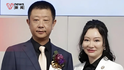海底捞向创始人张勇提供不超过1亿港元无担保贷款，一个月前其妻刚套现27.5亿港元