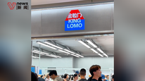 金粒门上海首店开业，消费者排队进店整筐采购，6元虾片、现制饮品等火爆，第二家店已拉起围挡预计开业