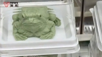 中国农大食堂“蛤蟆”蛋糕因造型另类逼真而走红，一块9.9元，常被学生抢购一空