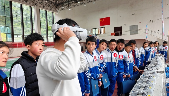 踏寻长征红色热土 深耕青少年国防教育 —— 尚赫公益在黑水开展科教助学