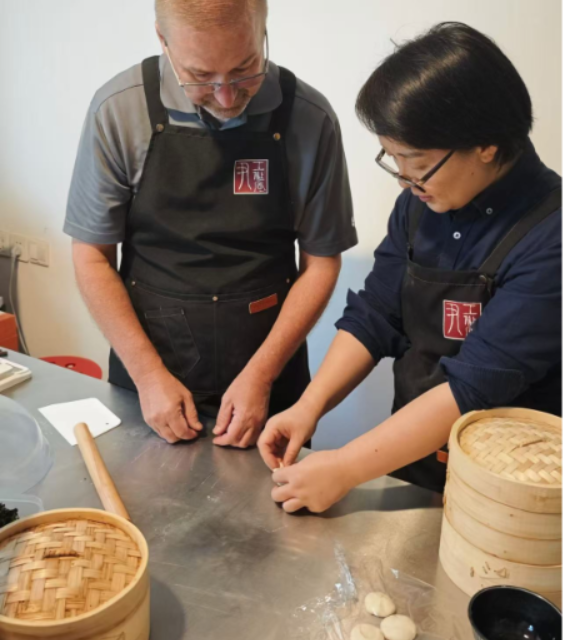 小笼包;上海;弄堂;外国游客;手工制作;美食体验;旅游定制