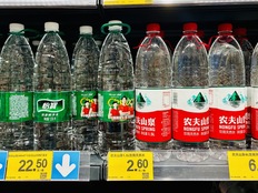 “喝大水”爆梗带飞大瓶装