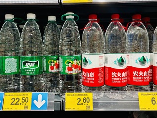 “喝大水”爆梗带飞大瓶装