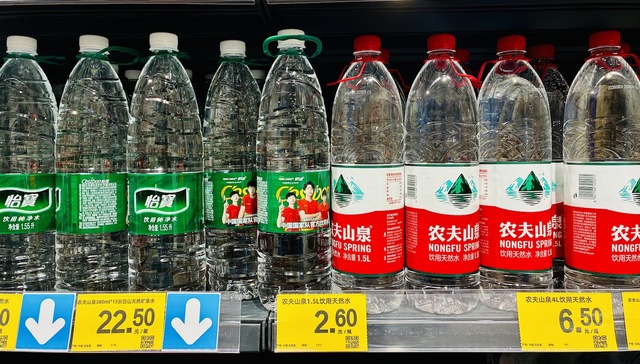 农夫山泉;大瓶装;喝大水;爆梗;大瓶装水;网络梗;带货;饮品;大容量;梗文化;社交媒体