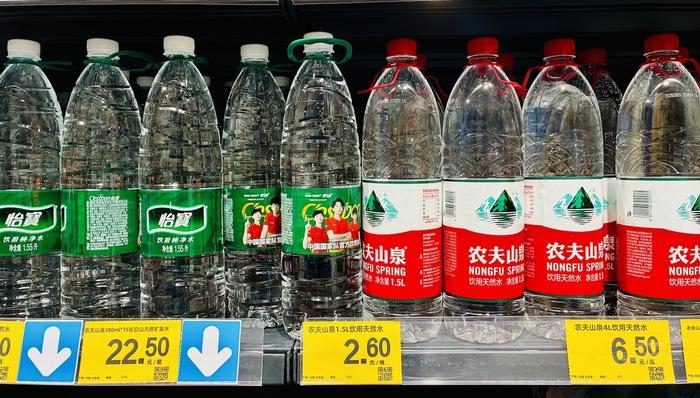 农夫山泉大瓶装;喝大水;爆梗;大瓶装水;网络梗;带货;饮品;大容量;梗文化;社交媒体