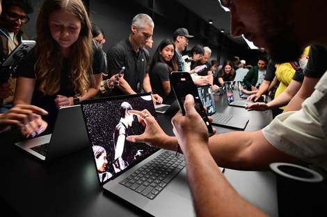 苹果首款触屏MacBook pro顶配突破11万元，发光Logo回归