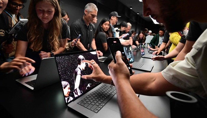 苹果首款触屏MacBook Pro;顶配;11万元;发光Logo;回归;触屏MacBook Pro;MacBook Pro;触屏;苹果;顶配价格