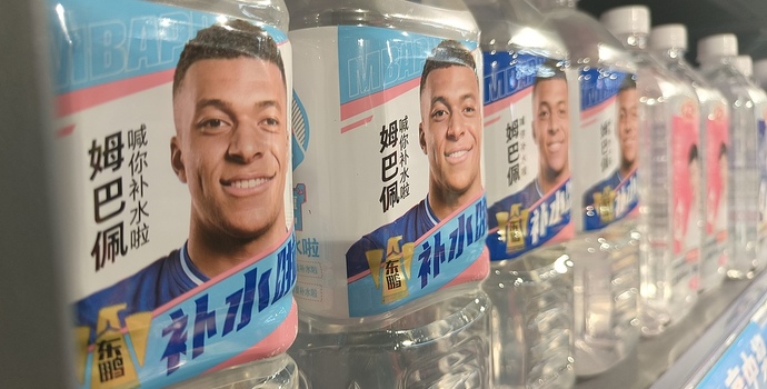 东鹏特饮下架含姆巴佩头像的“补水啦”，经销商库存成难题