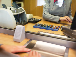 在银行买保险：天量存款到期后，银行柜台上升温的“替代”生意