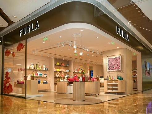 FURLA在轻盈与功能之间展开意式日常，ZONA20 MILANO展现白色不只是背景｜是日美好事物