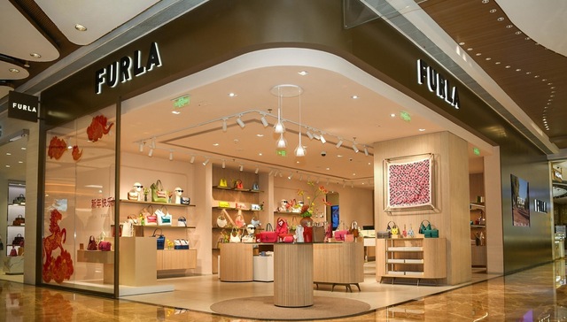 FURLA在轻盈与功能之间展开意式日常，ZONA20 MILANO展现白色不只是背景｜是日美好事物