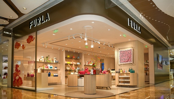 FURLA在轻盈与功能之间展开意式日常，ZONA20 MILANO展现白色不只是背景｜是日美好事物