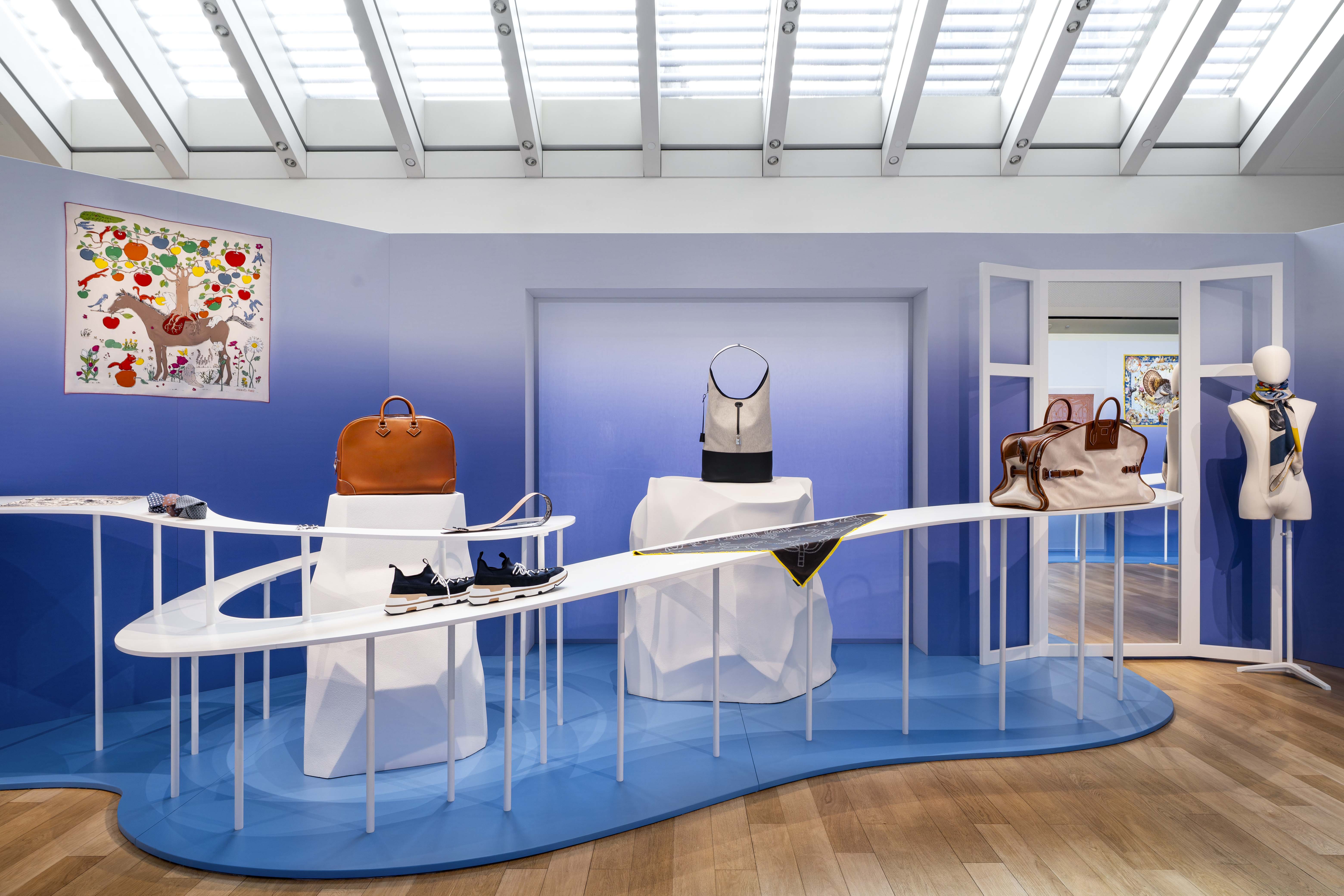 AMI Paris马年意象下的温和表达，LOEWE以马为引点亮新岁的勇气与想象｜是日美好事物|界面新闻 · 时尚