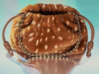 AMI Paris马年意象下的温和表达，LOEWE以马为引点亮新岁的勇气与想象｜是日美好事物