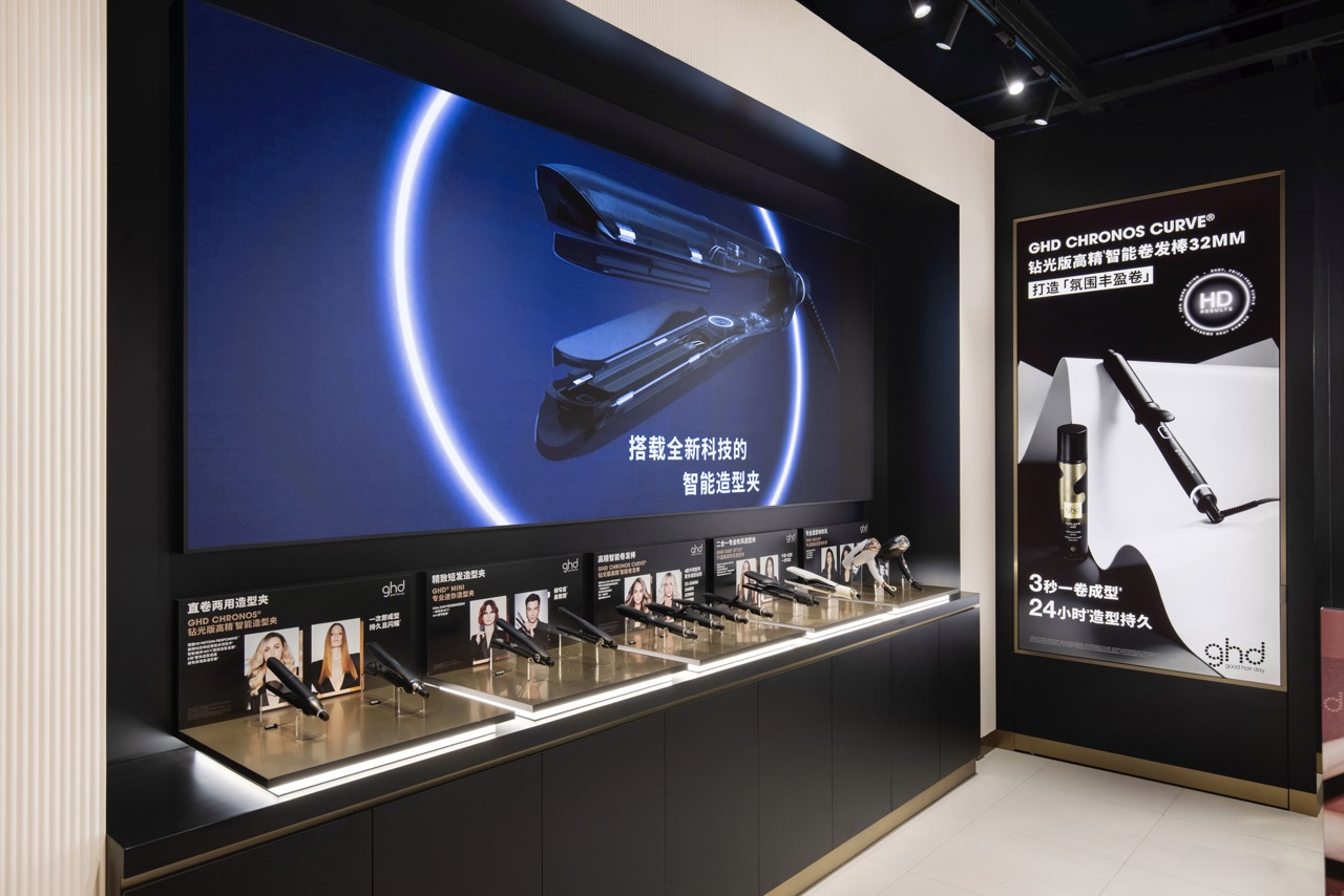 AMI Paris马年意象下的温和表达,LOEWE以马为引点亮新岁的勇气与想象|是日美好事物|界面新闻 · 时尚