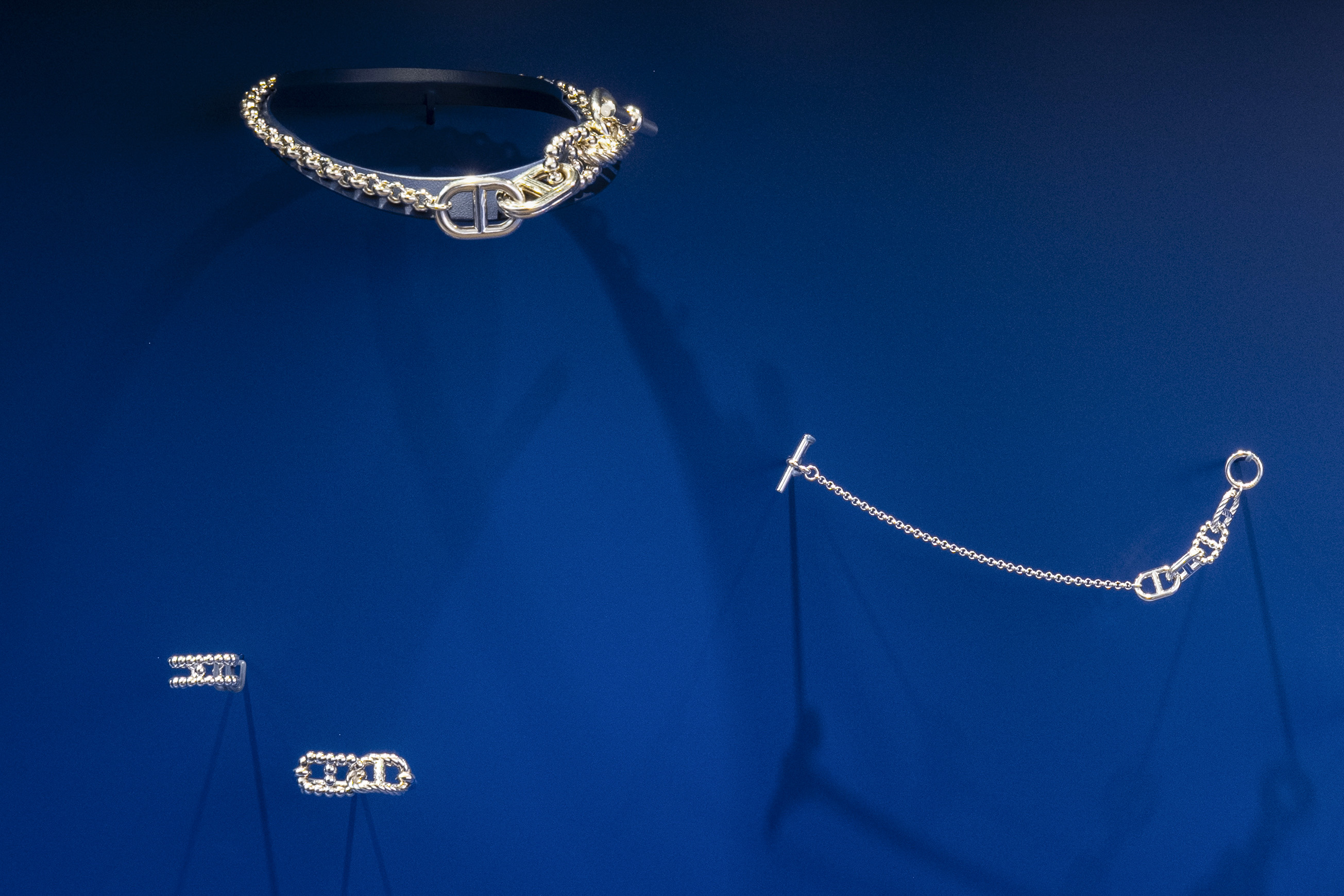 AMI Paris马年意象下的温和表达,LOEWE以马为引点亮新岁的勇气与想象|是日美好事物|界面新闻 · 时尚