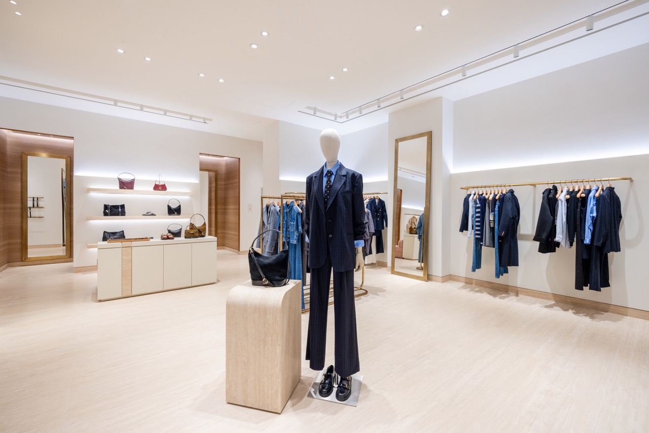 AMI Paris马年意象下的温和表达,LOEWE以马为引点亮新岁的勇气与想象|是日美好事物|界面新闻 · 时尚