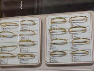 金价下降，上海豫园的黄金柜台依然热闹