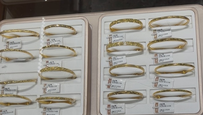 金价下降;上海豫园;黄金柜台;热闹