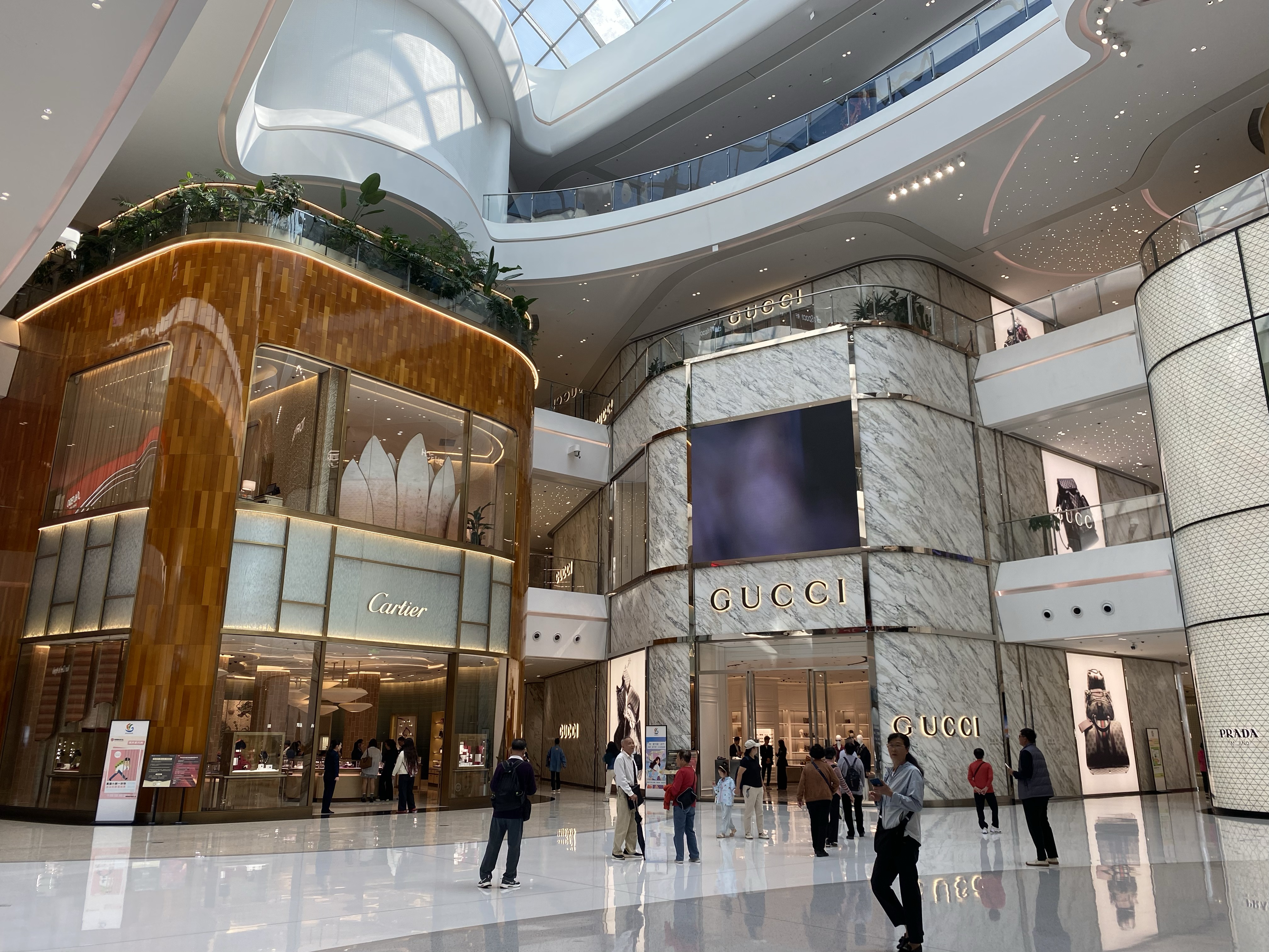 大牌珠宝便宜五千、网红冲锋衣八折拿下，海南免税城春节“被买空”