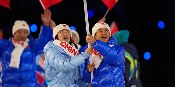 运动品牌上演时装秀，米兰冬奥开幕式入场服哪家强？