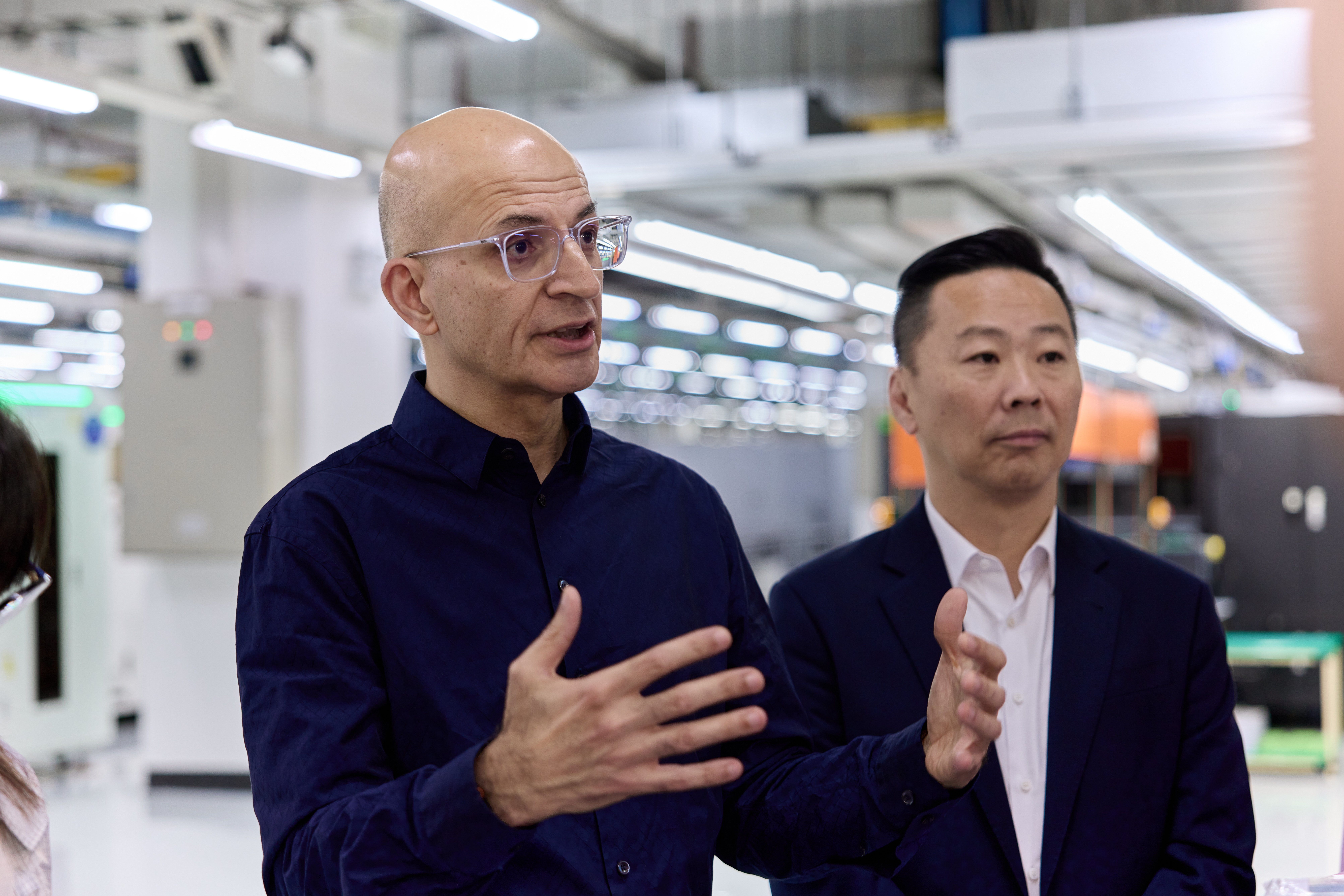 苹果COO再次来华，探访资深“果链”富士康和欣旺达