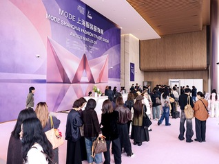 国际买手忙到40小时不休息，中国时装以本土表达吸引订单｜上海时装周