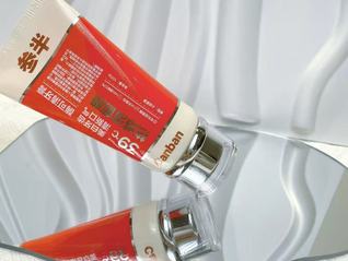 参半站到港交所门口，但线下仍是场硬仗